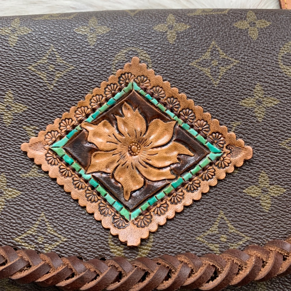 Louis Vuitton Brown Monogram Crossbody with Tan Strap and Turquoise Accent - Picture 3 of 16